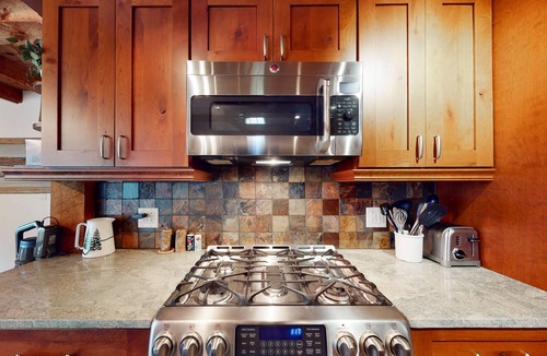 Stratton and Bromley Ski Areas House | Private, Dog-Friendly Estate with Free WiFi, Fireplaces, Washer/Dryer, & Pond