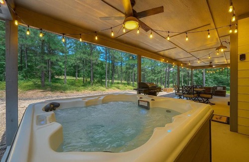 Pickens House | Private Escape| Hot tub| Fire Pit| Trail Access