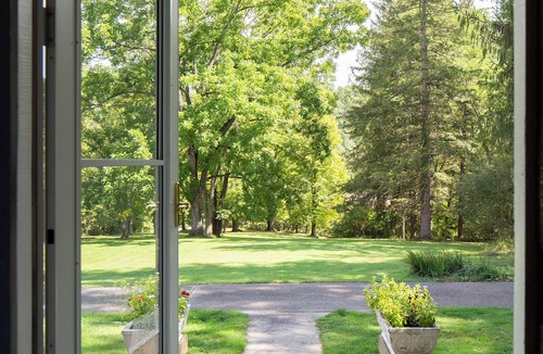 Redstar House | Private Luxury Estate - Hot Tub, 3 King Beds, 6 Acres near New River Gorge