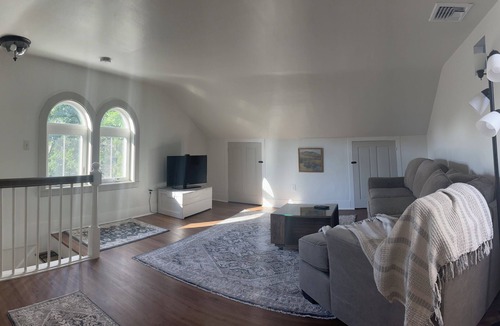 Salem Apartment | Private North Salem apartment - walking distance to downtown
