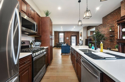 South Side Flats House | Private - Parking - King Bed - BBQ- Deck with View- 5 min DT- South Side Flats