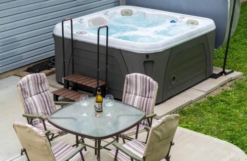 Royal Manor House | Private Ranch- Entire Home - Hot Tub - Pets & Kids Welcome - King Bed - Fenced Backyard - Free WiFi