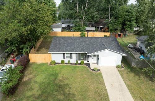Royal Manor House | Private Ranch- Entire Home - Hot Tub - Pets & Kids Welcome - King Bed - Fenced Backyard - Free WiFi