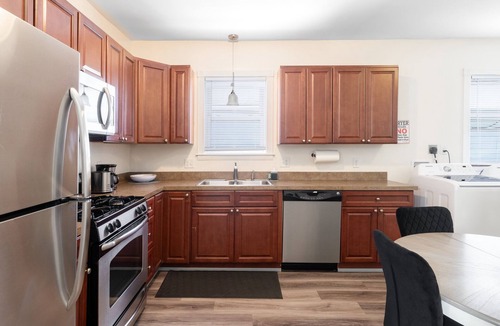 Hartford Apartment | Private, simple and relaxed urban apartment near everything with a large kitchen