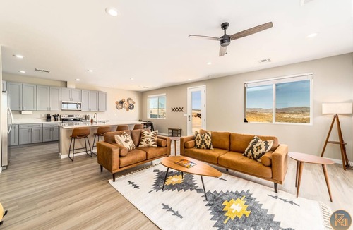 Greenehaven House | Pueblo en Powell - Hot Tub, Game Room, Lake Views