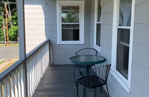 Holyoke Apartment | Quaint 2-bedroom apartment close to UMass Amherst great neighborhood in Holyoke