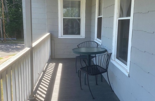 Holyoke Apartment | Quaint 2-bedroom apartment close to UMass Amherst great neighborhood in Holyoke