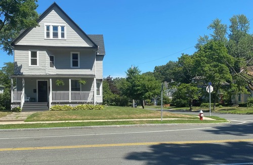 Holyoke Apartment | Quaint 2-bedroom apartment close to UMass Amherst great neighborhood in Holyoke