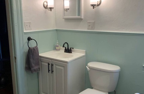 Holyoke Apartment | Quaint 2-bedroom apartment close to UMass Amherst great neighborhood in Holyoke