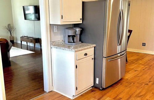 Bowling Green Apartment | Quaint 2-bedroom Dog Friendly apartment with AC in Bowling Green