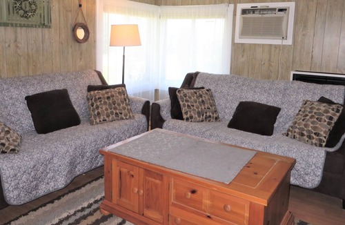 Point Judith House | Quaint Cottage on Scenic Ocean Rd - Close to Local Restuarants, Breakwater Village & Cronin Beach