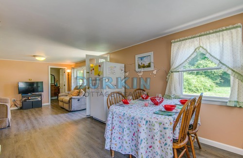 Narragansett House | Quaint Cottage, Only Three Blocks from Beach, Quiet Location