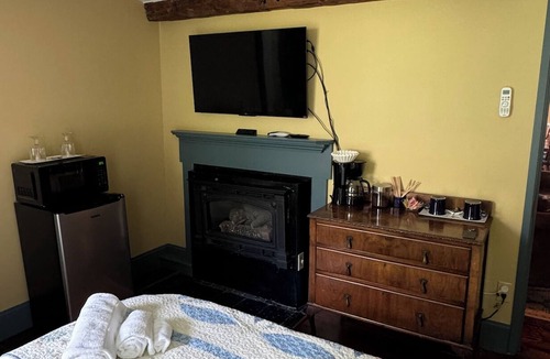 Chester Depot Hotel | Quaint Queen room at the Chester Inn