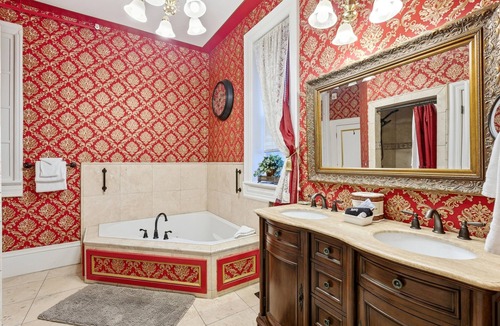 Heber Bed & Breakfast | Quaint & Spacious Victorian suite with spa bath w private office