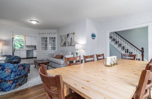 Wakefield-Peacedale House | Quaint/updated. Downtown Wakefield/shops/bike path. Narragansett Beaches 3 mi.