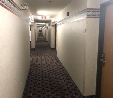 Mineralwells Hotel | Quality Express Inn & Suites