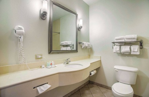 Parsons Hotel | Quality Inn Parsons North