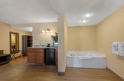 Bellville Hotel | Quality Inn & Suites Bellville - Mansfield
