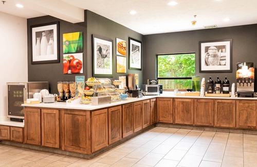 Oakwood Village Hotel | Quality Inn & Suites Oakwood Village - Cleveland South