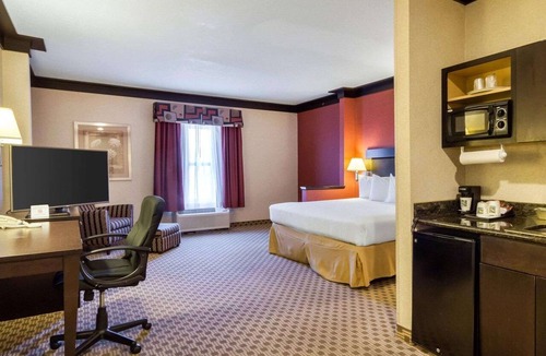 Oakwood Village Hotel | Quality Inn & Suites Oakwood Village - Cleveland South