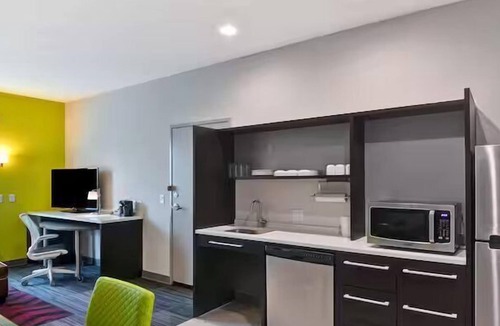 Lake Hamilton Hotel | Queen 1BR Suite w/Kitchen, Outdoor Pool, Breakfast & Free Parking