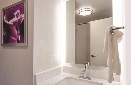 Portland Hotel | Queen Comfort Room, La Quinta Wyndham, Breakfast Included, Close to Downtown