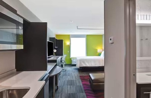 Lake Hamilton Hotel | Queen Studio w/Kitchen, Outdoor Pool, Free Breakfast & Free Parking Near Lake