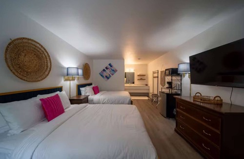 Eureka Springs Historic District Hotel | Queen Suite #2 at Glory Dayz!