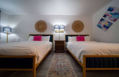 Eureka Springs Historic District Hotel | Queen Suite #2 at Glory Dayz!