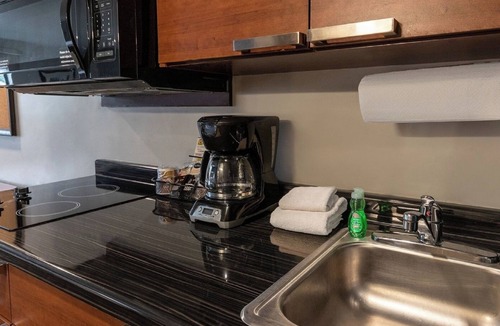 Ketchikan Hotel | Quiet 2 Queen Bed Room w/Kitchen & Scenic Views – Short Walk to Local Trails!