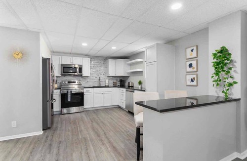 Riverside Apartment | Quiet 2BR Near Downtown KC | Free Parking