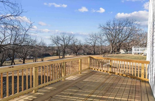 Riverside Apartment | Quiet 2BR Near Downtown KC | Free Parking