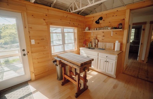 Waldoboro Cottage | Quiet & cozy ocean-side hideaway. Pet friendly!