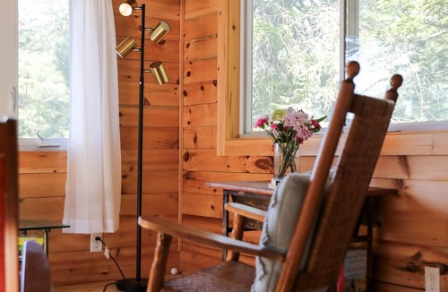 Waldoboro Cottage | Quiet & cozy ocean-side hideaway. Pet friendly!