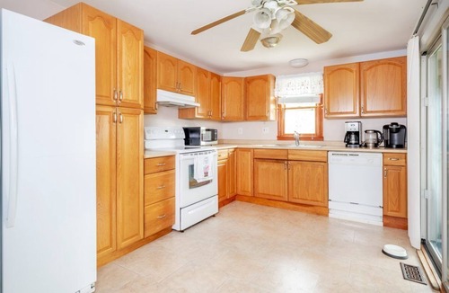 Hampton Cottage | Quiet Hampton North Beach cottage + pool, 2 minutes walk from the sand.