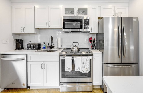 Kingston Apartment | Quiet Kingston Getaway - 3 Mi to Beaches!