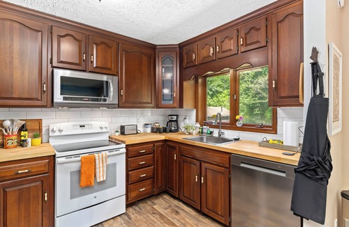 Livingston House | Quiet Lake Anna Rental-4min walk! King bed/Game Barn/fire pits/dock