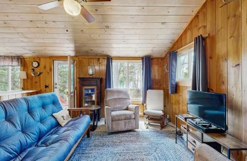 Ellsworth House | Quiet lakefront cottage with a firepit, private beach, & two kayaks