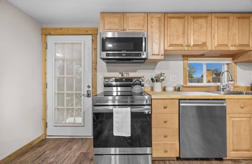 Pittsfield House | Quiet Maine Retreat- Fast Wi-Fi - Long Stays Welcome