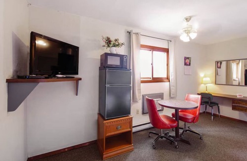 Cheyenne Wells Hotel | Quiet Room Perfect for Families + Budget Travel Stop