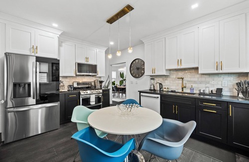 South Side House | Quiet Waltham 4BR2B home near Brandeis & Bentley, parking included