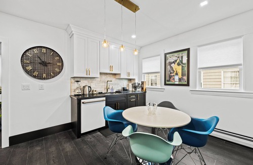 South Side House | Quiet Waltham 4BR2B home near Brandeis & Bentley, parking included