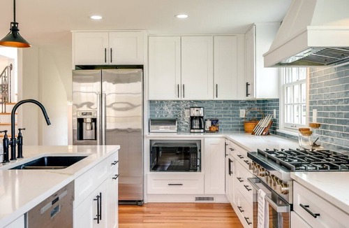 Russell Township House | Quintessential Chagrin Falls in an upscale home!