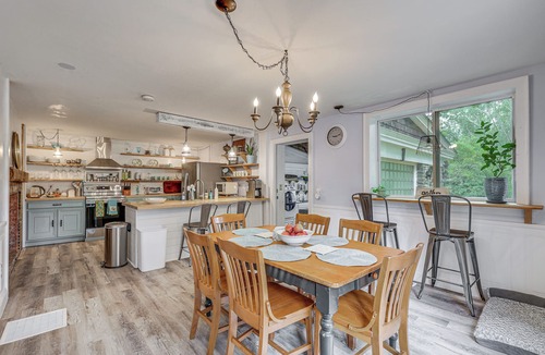 Putnam House | Quintessential New England Home w/Patio & Grill!