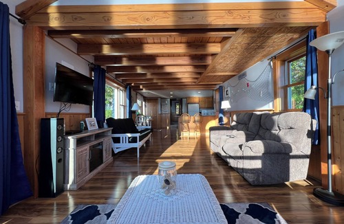 Sebascodegan Island Cottage | Quintessential oceanfront Maine cottage on the shore of picturesque Cundy`s Harbor!