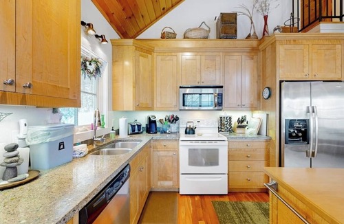 Warren House | Quintessential wilderness retreat with mtn views & kayaks - dog-friendly
