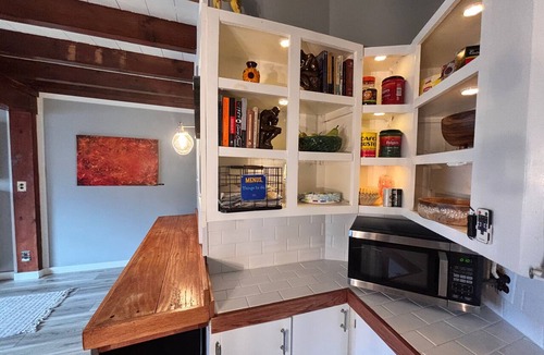 Gloucester Apartment | Quirky 1-bedroom apartment with AC in delightful Gloucester, near water