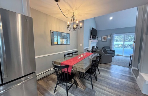 Bretton Woods House | R1 Renovated ski-in ski-out condo in Bretton Woods with fireplace