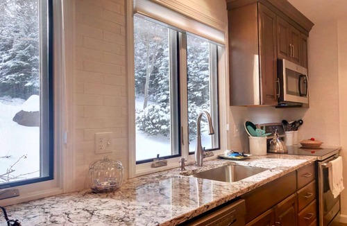 Carroll House | R21 Completely renovated Bretton Woods condo, AC, unbeatable Ski-in Ski-out location! Fast wifi!