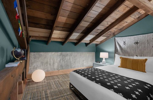People's Freeway Hotel | Rafter Room at evo Hotel, Free Parking, Dogs are Welcome!